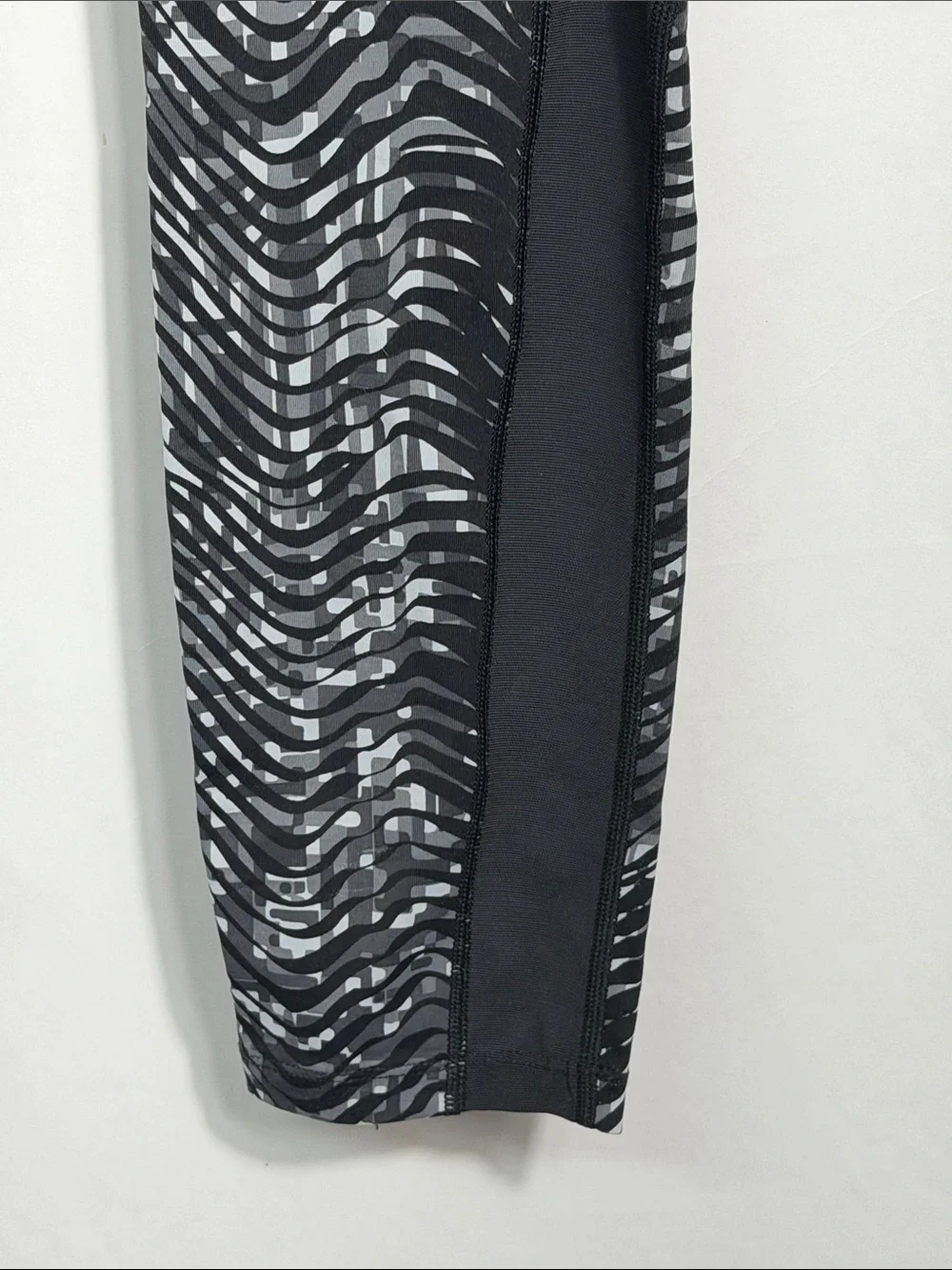 Nike Dri-FIT XL Black Grey Wave Pattern Leggings Monochrome Athletic‎ Yoga XL